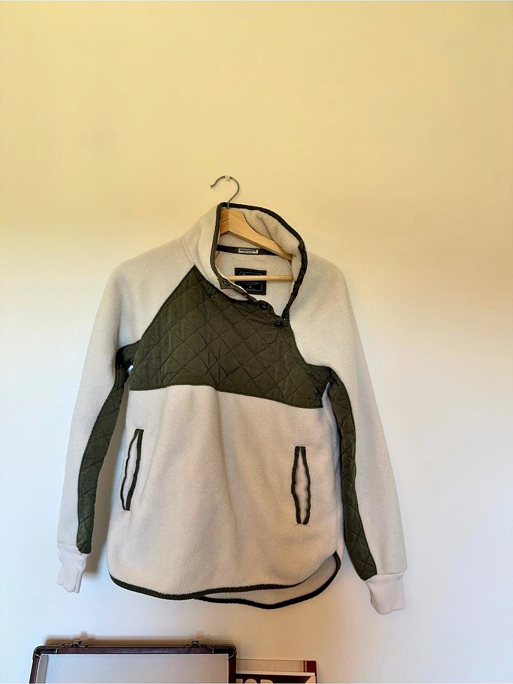 Abercrombie & Fitch | Fleece Pullover in White & Green Size XS